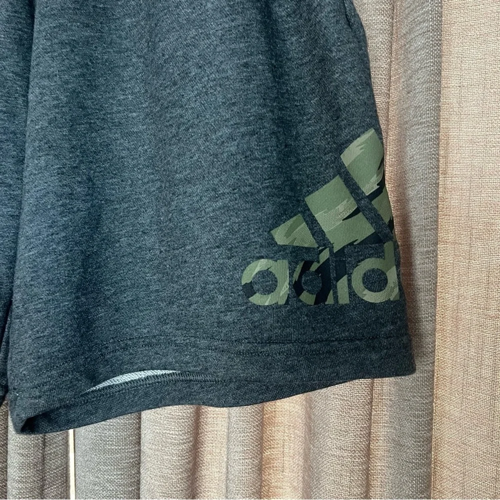Adidas Essentials Heather Gray Tiger Camo Short Knit Apparel Size Small